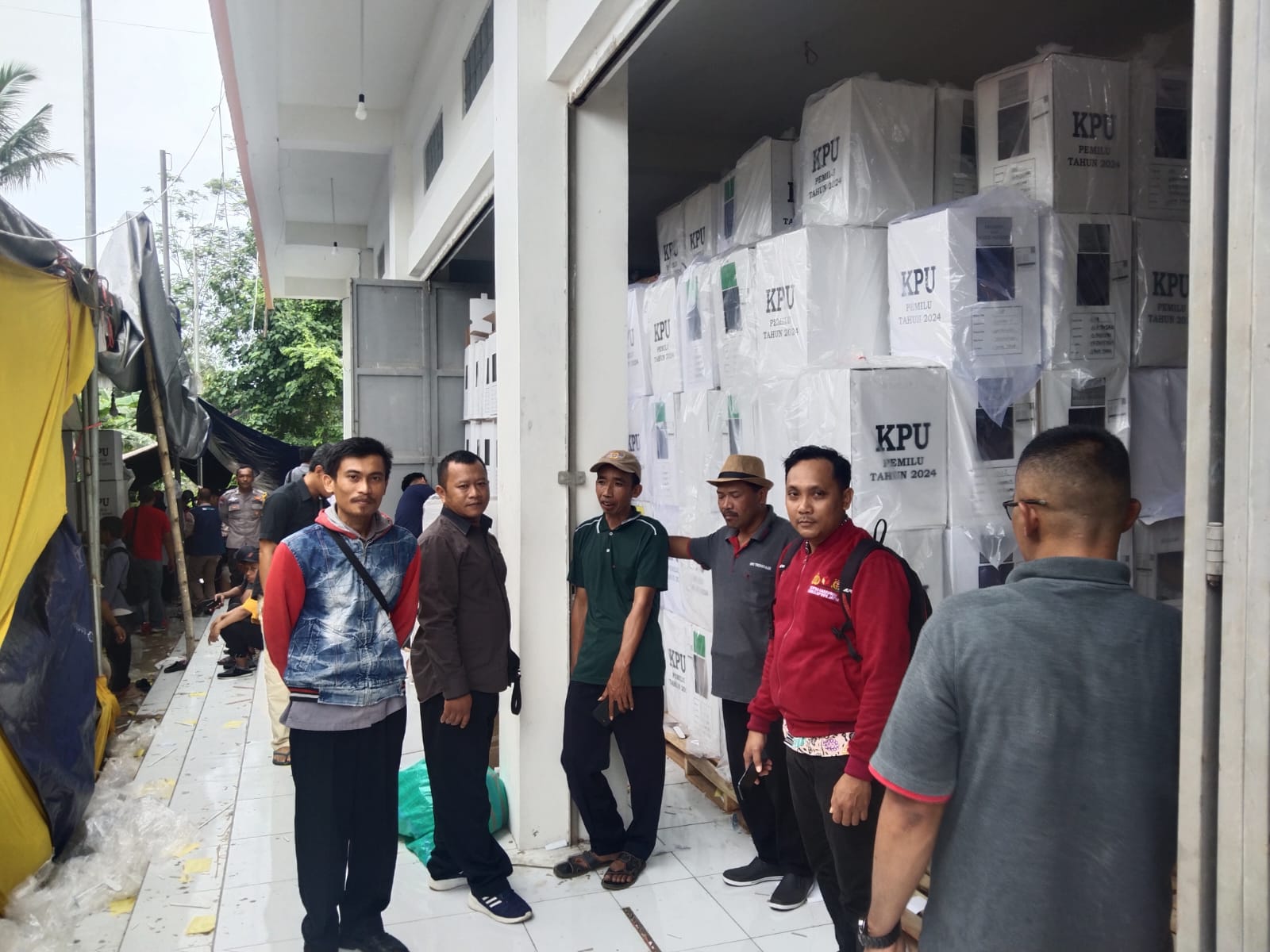 awasi pendistribusian logistik