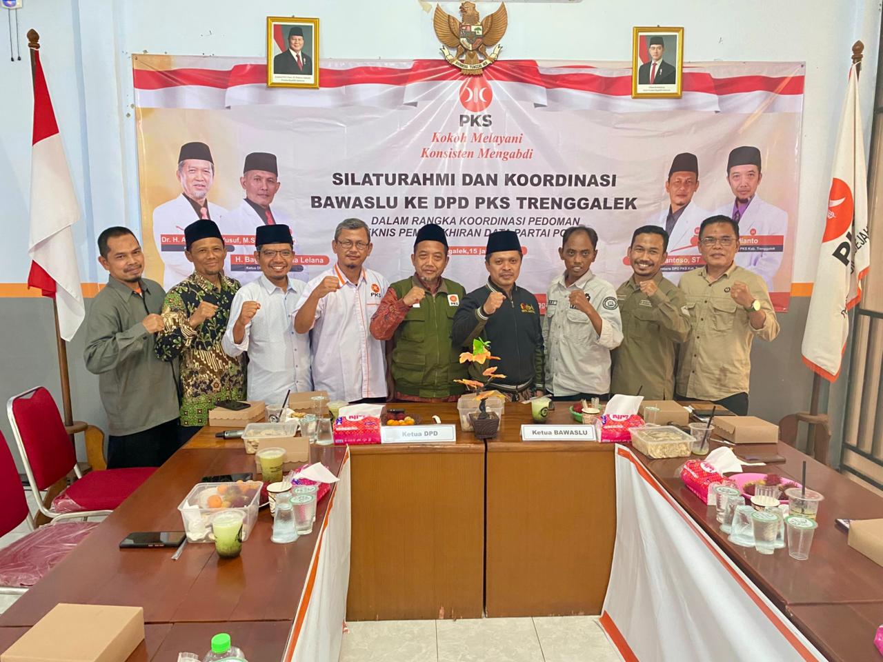 Sesi foto bersama Bawaslu Kabupaten Trenggalek saat melakukan kunjungan ke DPD Partai PKS Kabupaten Trenggalek