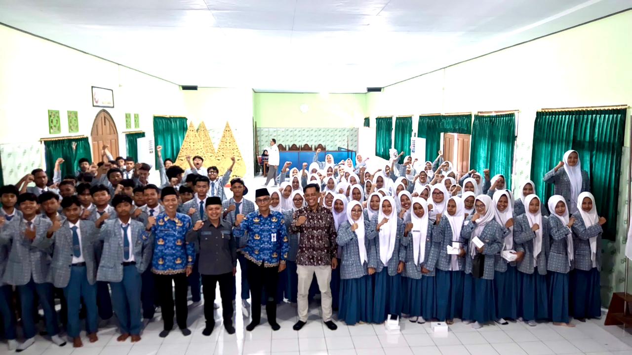 Ketua Bawaslu Trenggalek, saat menghadiri undangan sebagai Narasumber di MAN 1 Trenggalek
