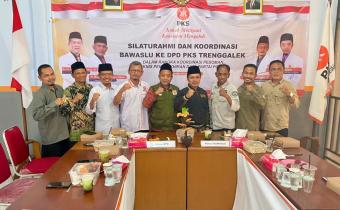 Sesi foto bersama Bawaslu Kabupaten Trenggalek saat melakukan kunjungan ke DPD Partai PKS Kabupaten Trenggalek