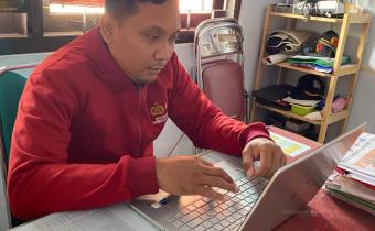 Dian Dwi Hartanto Mengkuti zoom meeting praktek aplikasi zoom meting